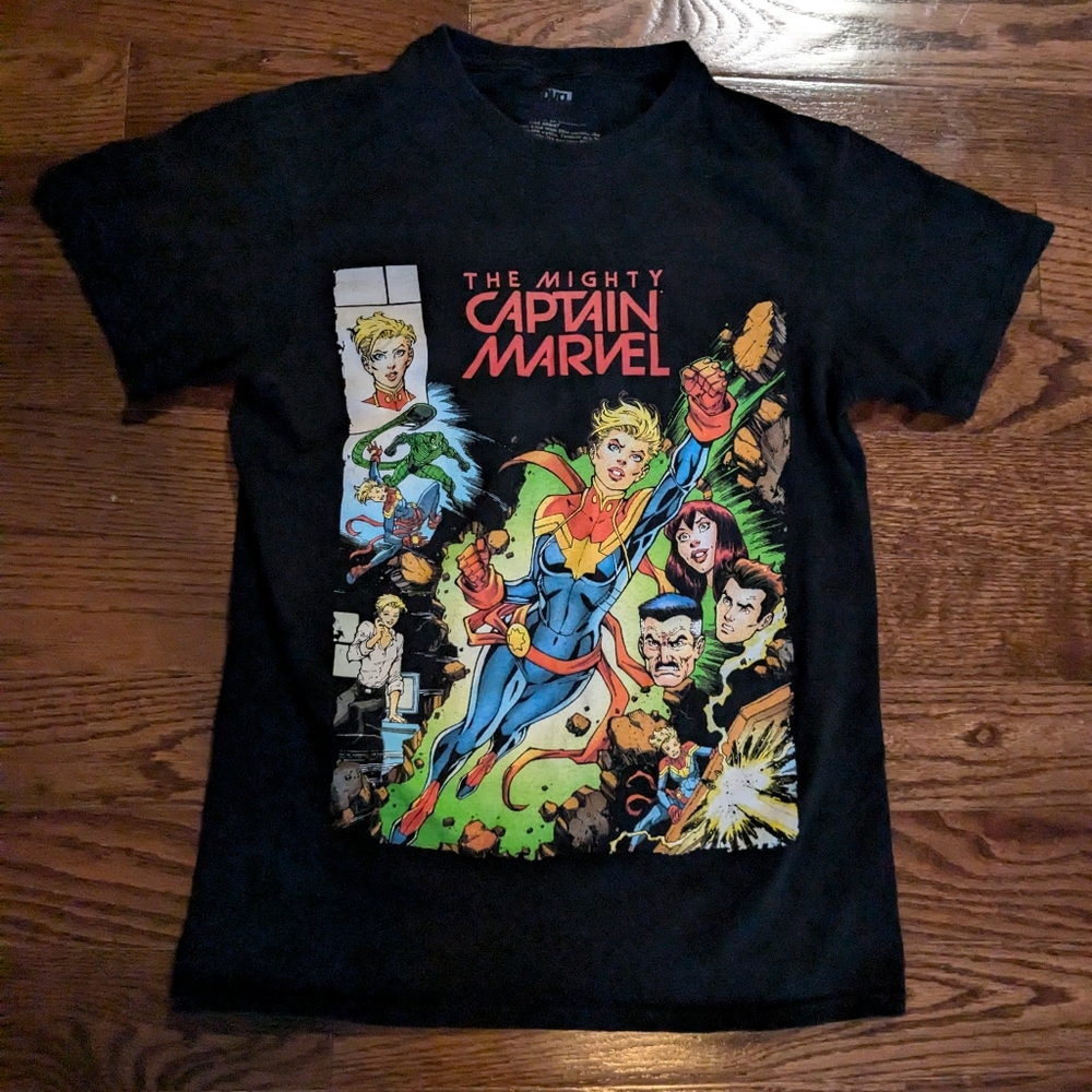Graphic vintage Captain marvel shirt